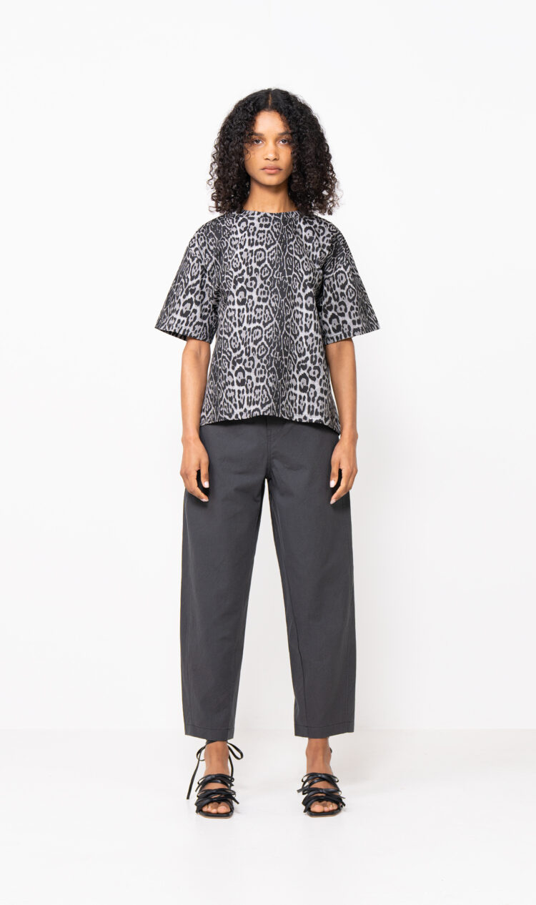 Grey leopard essential t-shirt